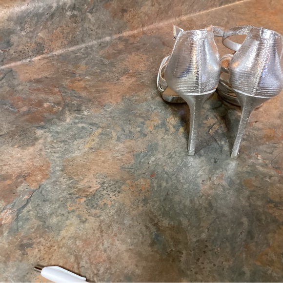 Gianni Bini 8 M heels - Picture 2 of 5